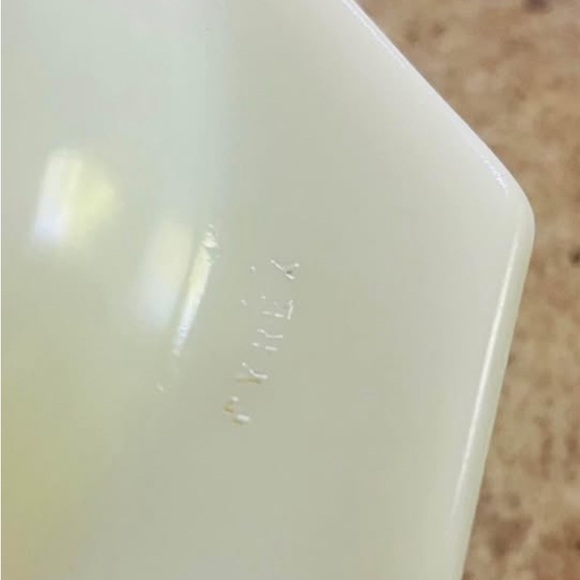 Pyrex Butterfly Gold Baking Dish - Picture 4 of 6